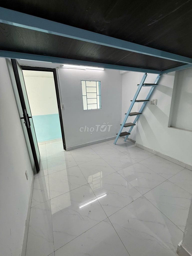 Near the college of ostraca - clear room, open window 3 million4