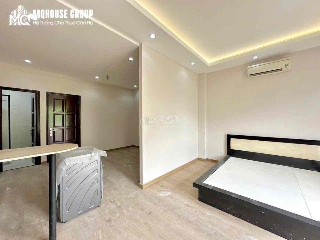 High-class motel-- private balcony-full interior--right in the middle of the line.