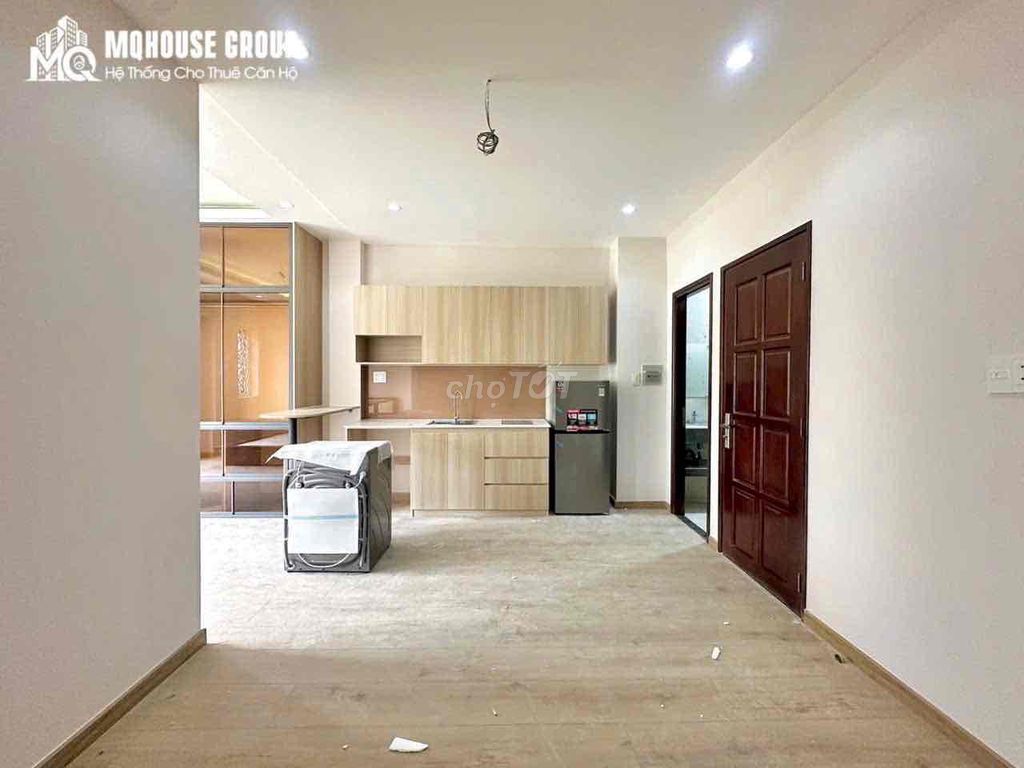 High-class motel-- private balcony-full interior--right in the middle of the line.