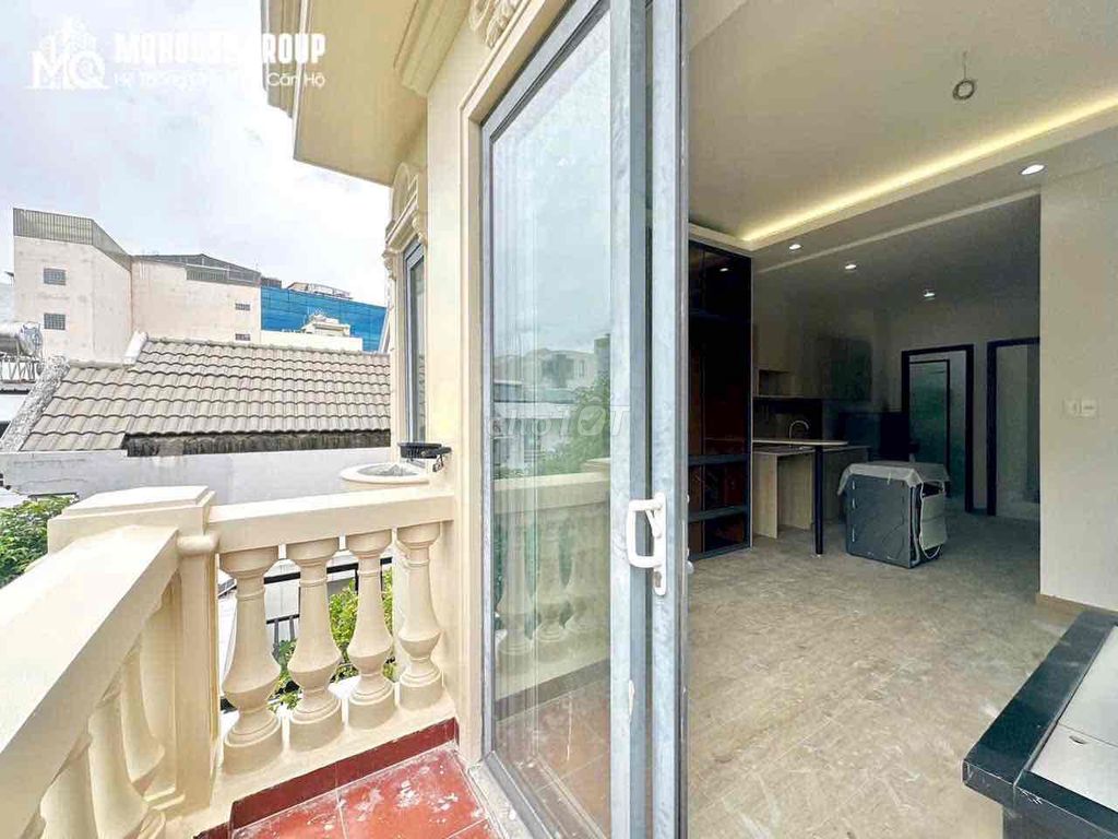 High-class motel-- private balcony-full interior--right in the middle of the line.