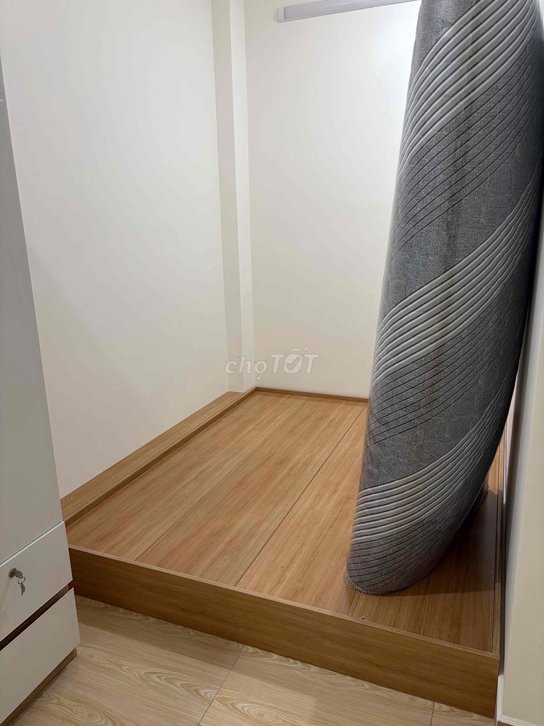 Glue-based service apartment