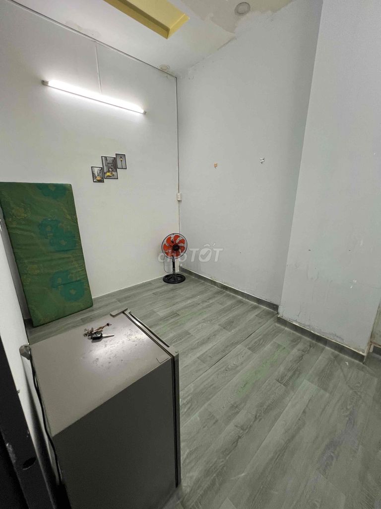 It's the owner who rents free penrofor, refrigerators, washing machines... At 2 million.