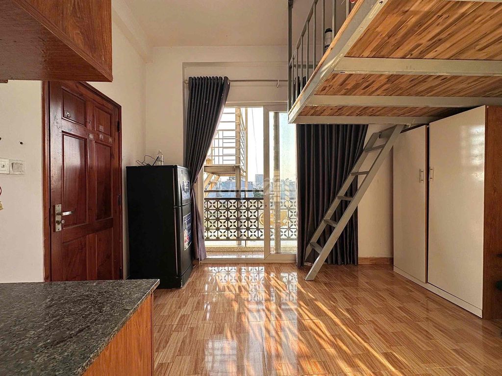 Rent the balcony room right there.