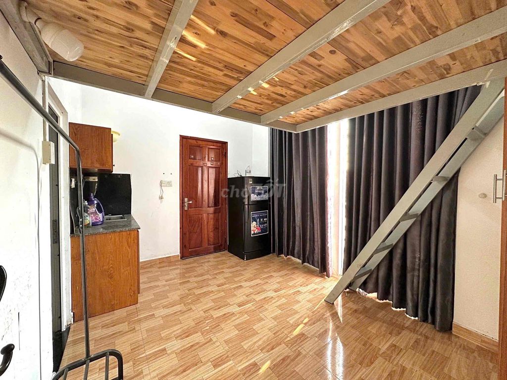 Rent the balcony room right there.