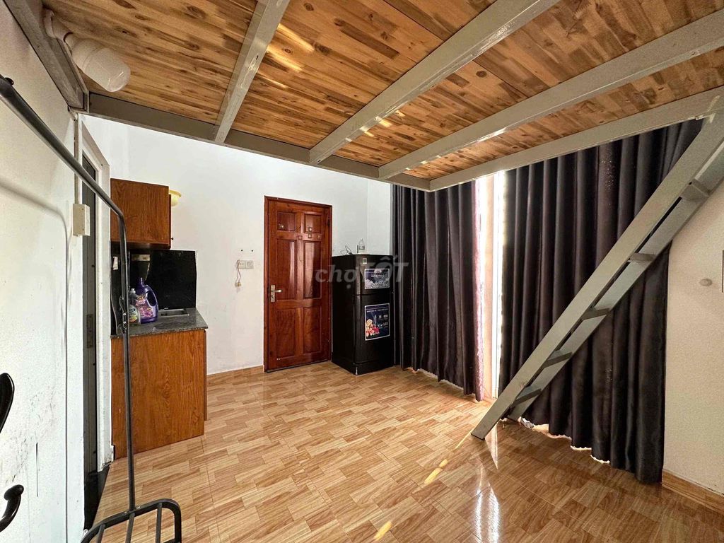 Rent the balcony room right there.