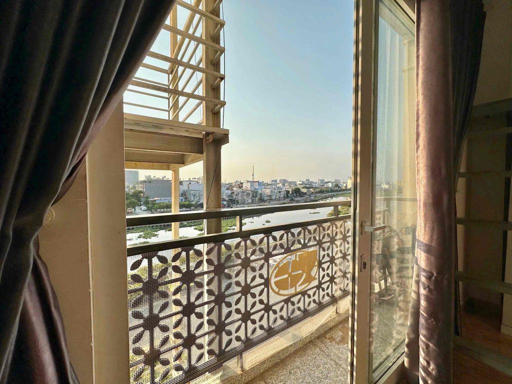 Rent the balcony room right there.