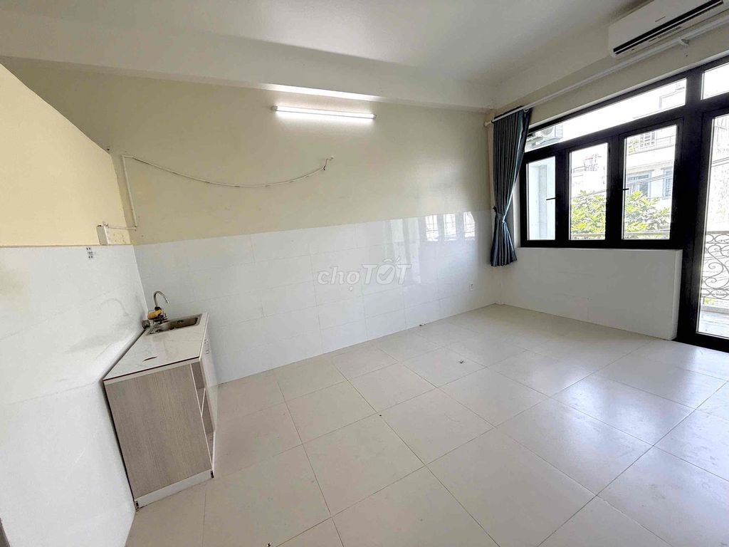 New balcony suite near central cvpm - 12th District