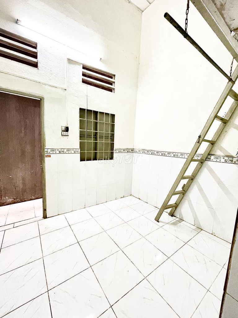 Rent a D.C. room near Hong Kong.