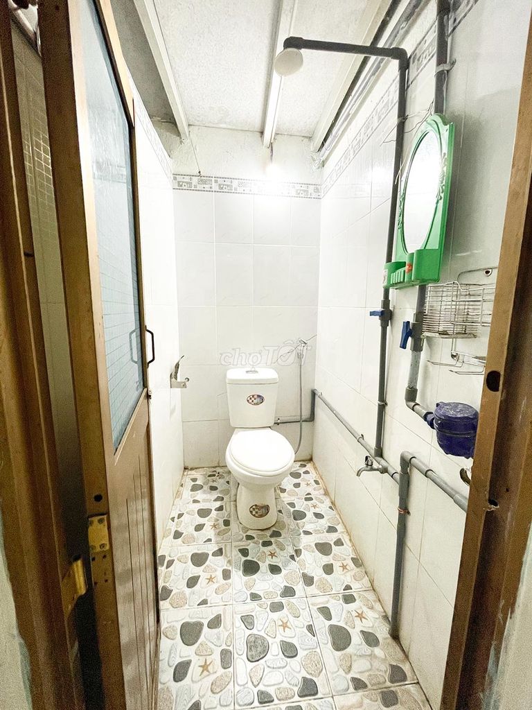 Rent a D.C. room near Hong Kong.