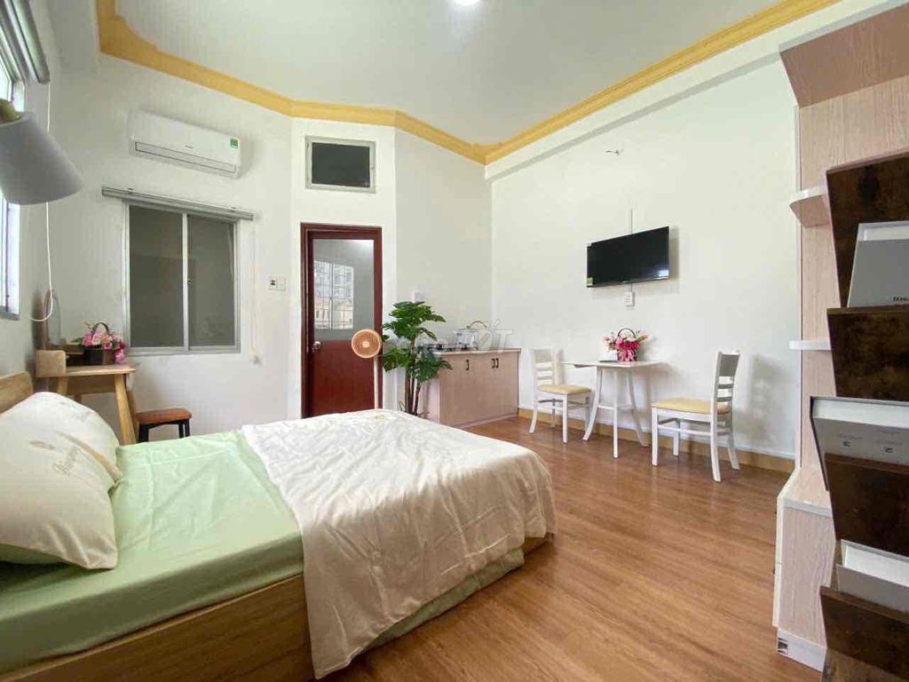 It's the owner who rents the full-alive interior of the sky window