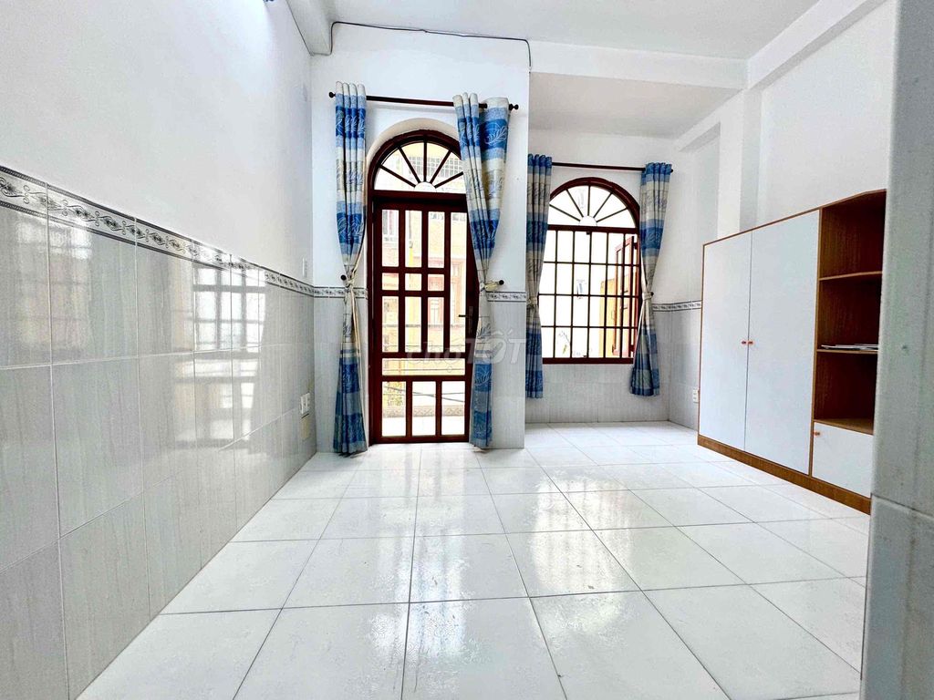 balcony suite, big window full interior- Ni Sư Huỳnh Liên, Tân Bình