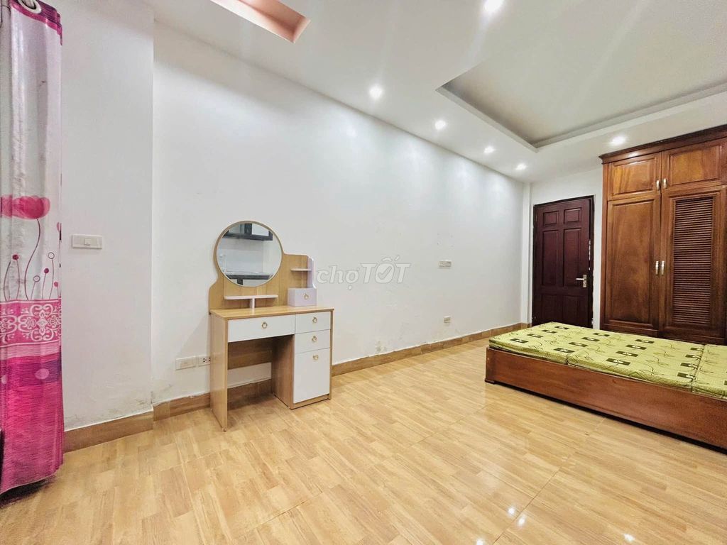 Rent room 4 million 3 by the market, car park
