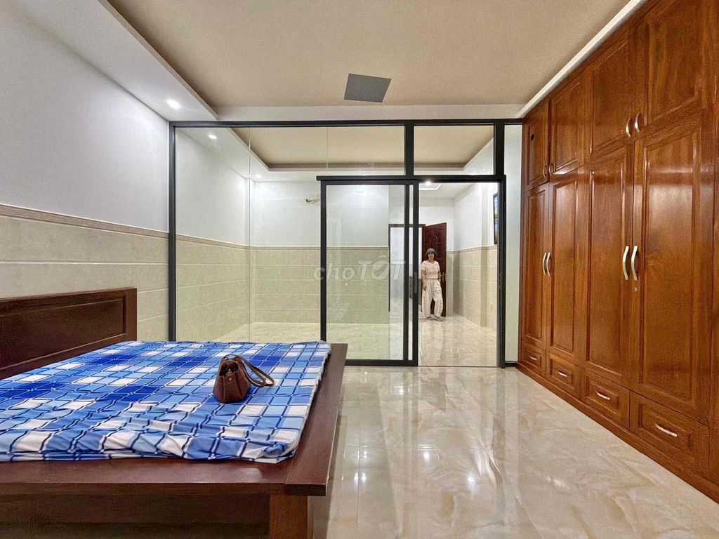 Rent a full bedroom right here in diamond.