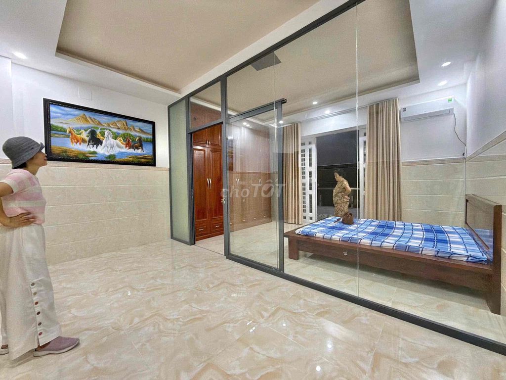 Rent a full bedroom right here in diamond.