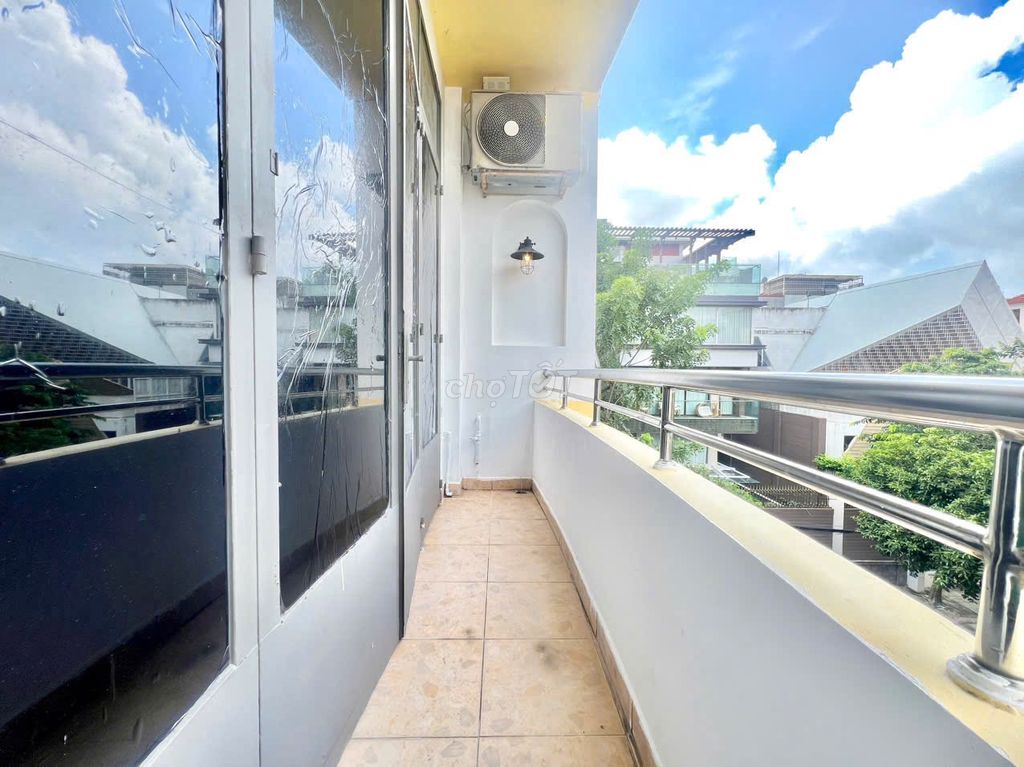 The owner himself rented a Trường Sơn public bedroom in the north coastal district of 10