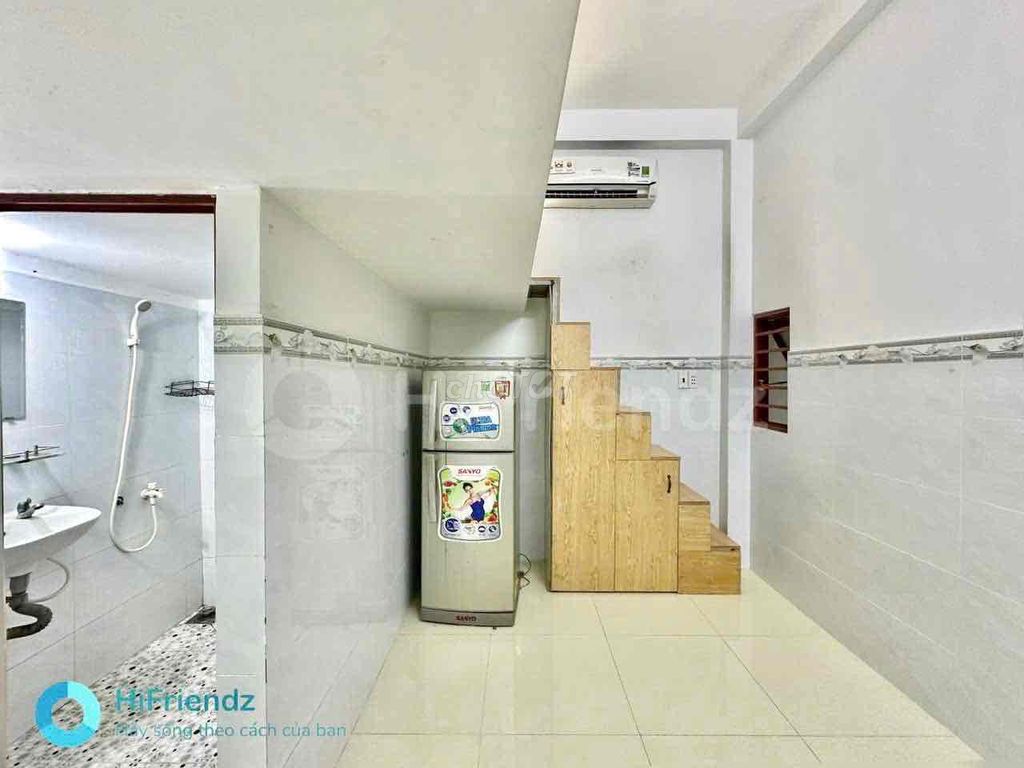 The elevator guard's interior near aeon's cheap commercial college.