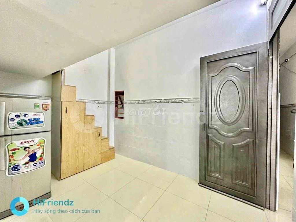 The elevator guard's interior near aeon's cheap commercial college.