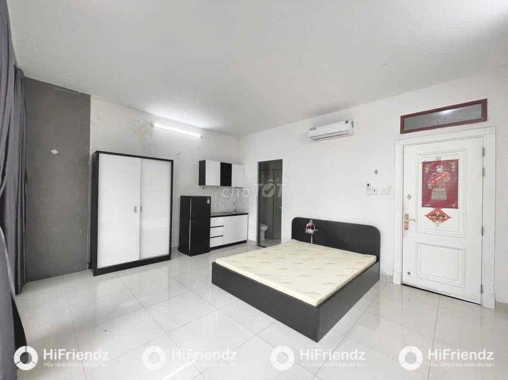 The sky window interior is near the University of Pantheon.