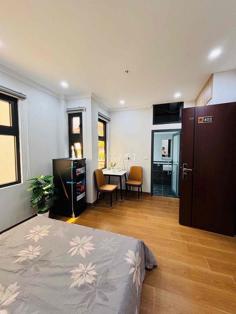 Rent a new suite full of high officials near the Bik-Seung Bank.