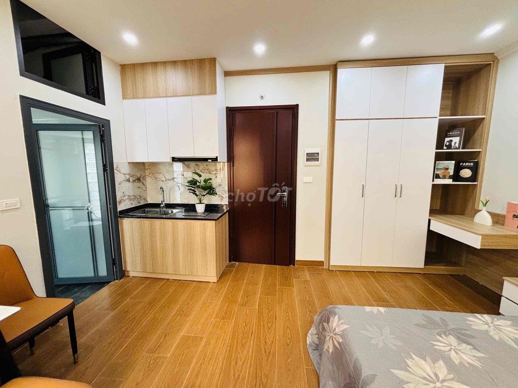 Rent a new suite full of high officials near the Bik-Seung Bank.