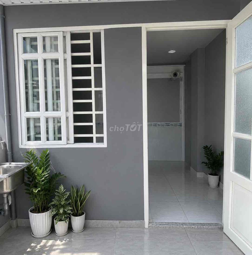 The balcony has its own toilet yard.