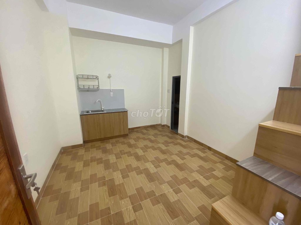 The new room is full of furniture near hiflit hm- huit