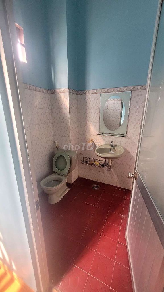 Rent the entire first floor with three rooms.