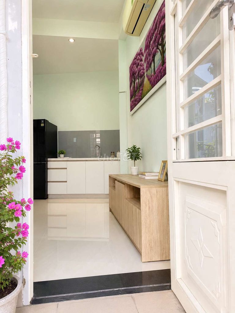 The big room near the University of Technology, private toilets, private kitchens, a comfortable parking lot.