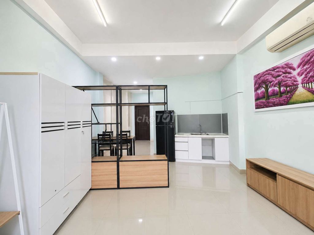 The big room near the University of Technology, private toilets, private kitchens, a comfortable parking lot.