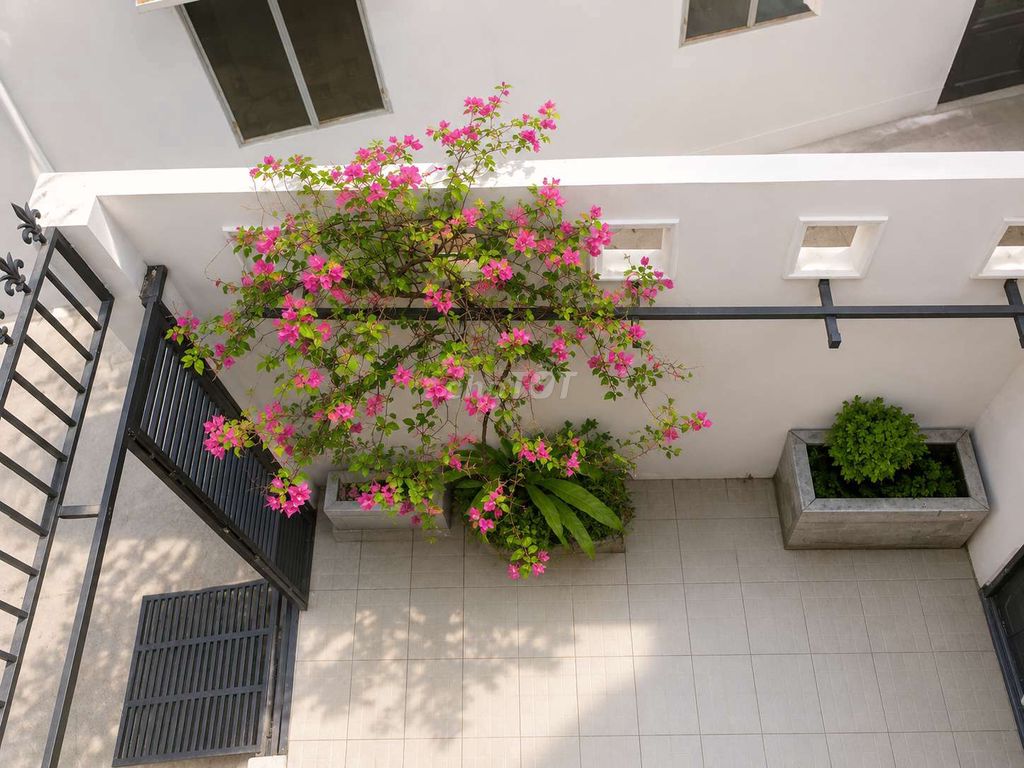 The big room near the University of Technology, private toilets, private kitchens, a comfortable parking lot.
