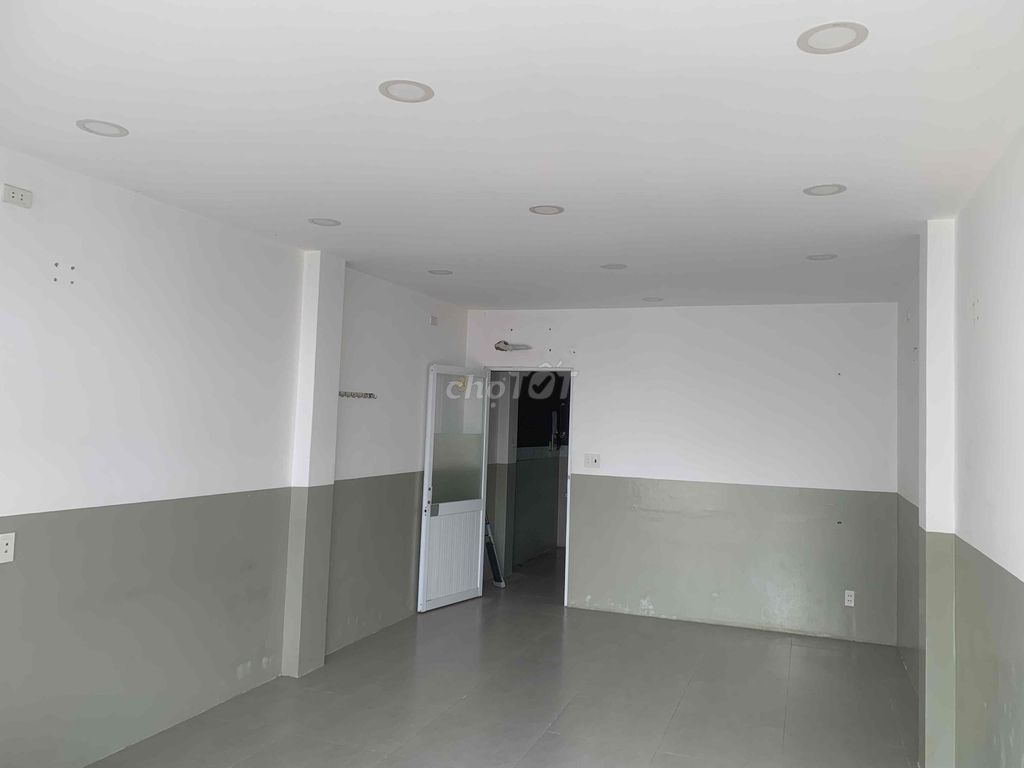 Rent a floor with two rooms. A bathroom.