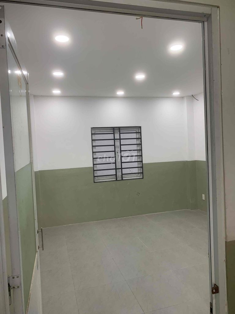 Rent a floor with two rooms. A bathroom.