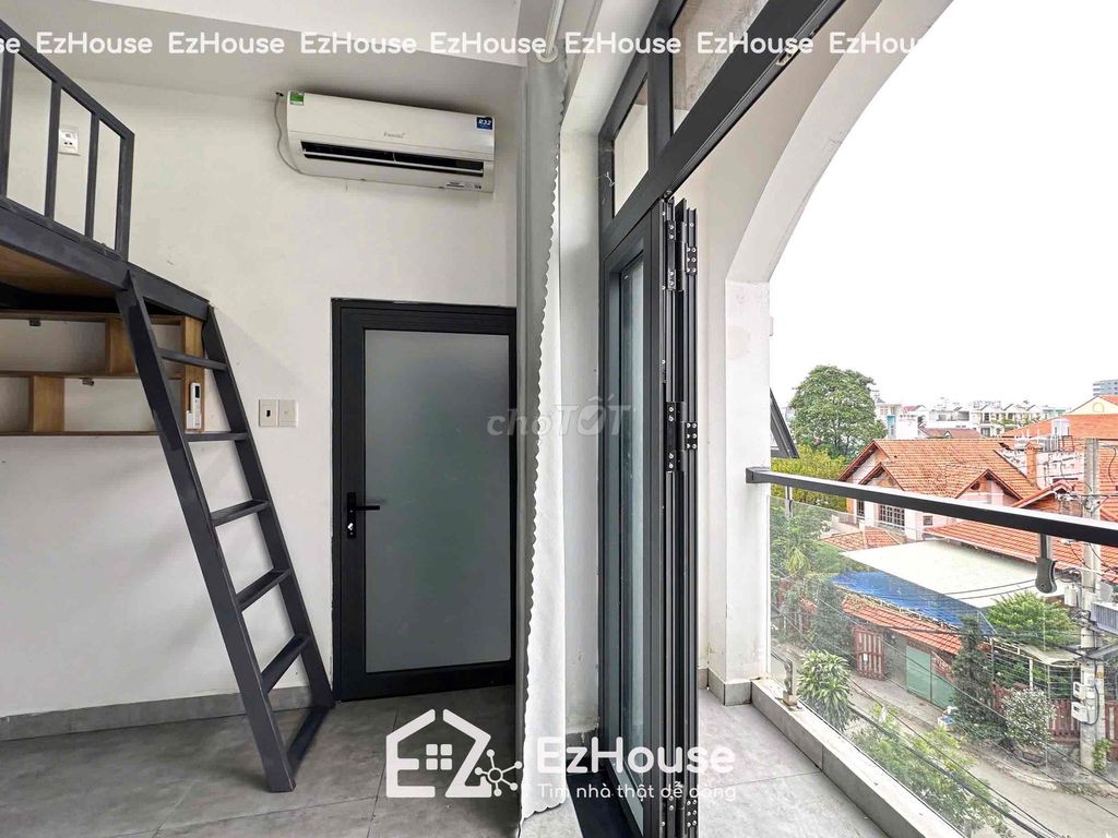 Code 302 - full interior - balcony