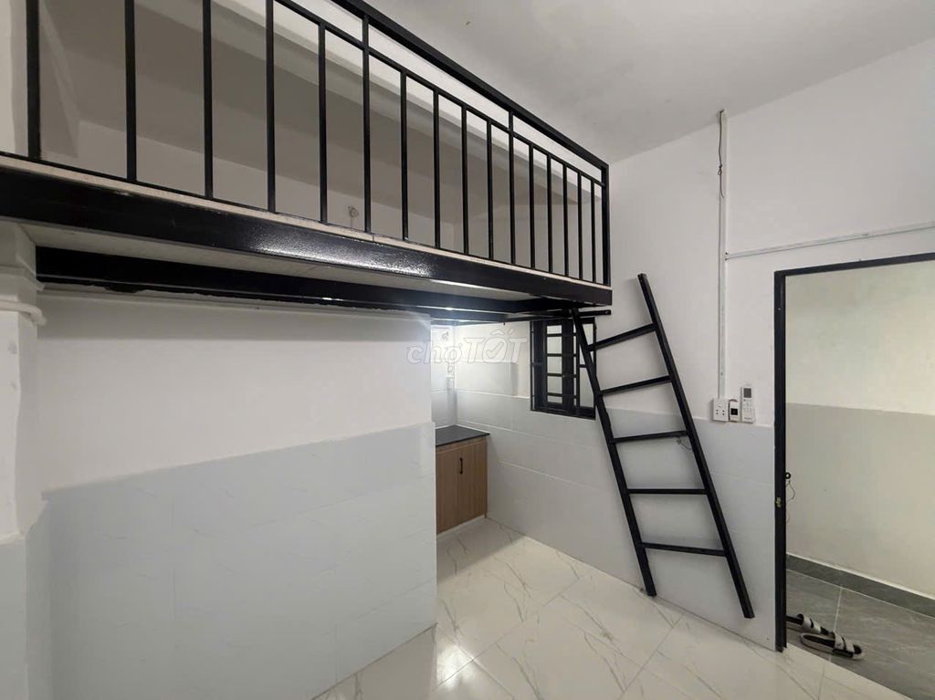 There's a guard room next to the airline academy for only 3 million8.