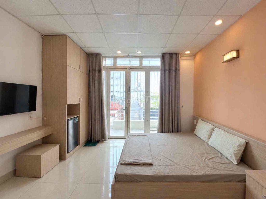 Studio of the Public Service at Cống Quỳnh District 1 near the Institute, Tangy Chen
