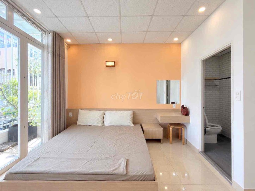 Studio of the Public Service at Cống Quỳnh District 1 near the Institute, Tangy Chen