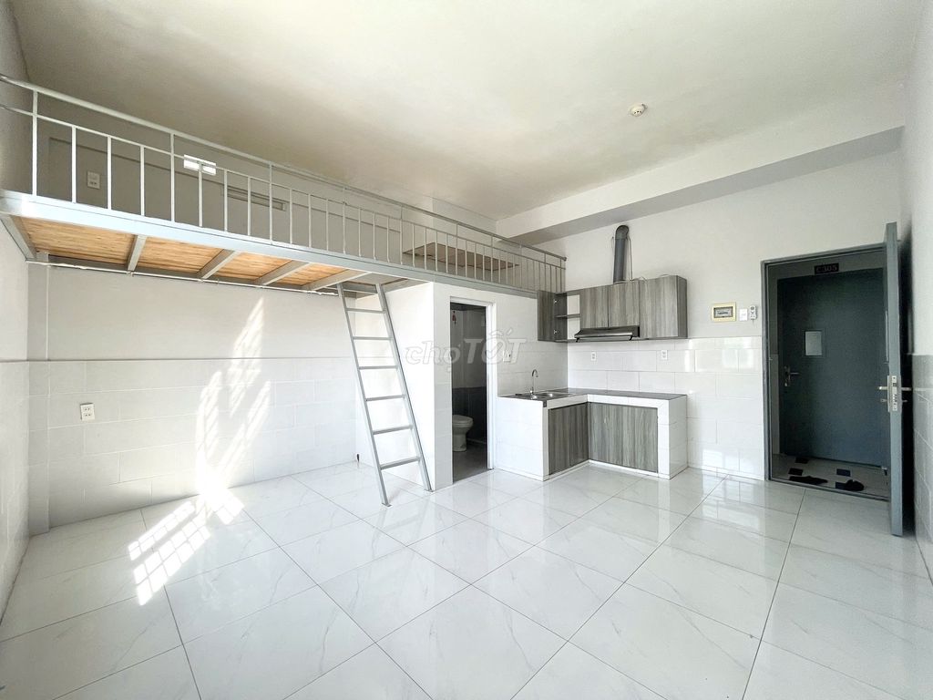 The apartment is wide open, where four people are - 500 meters from the Pacific.