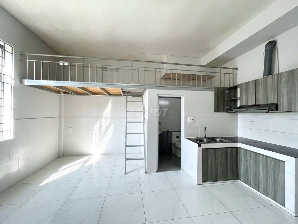 The apartment is wide open, where four people are - 500 meters from the Pacific.