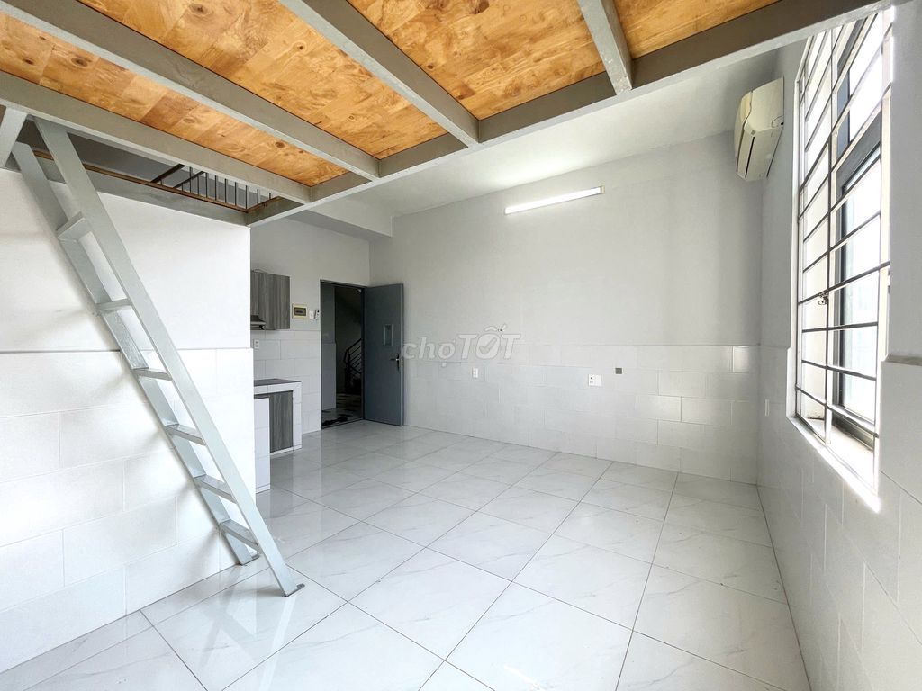 The apartment is wide open, where four people are - 500 meters from the Pacific.