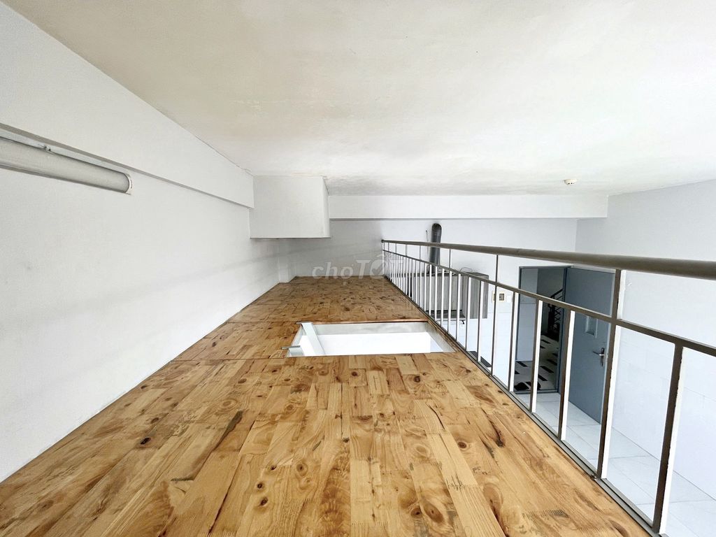 The apartment is wide open, where four people are - 500 meters from the Pacific.