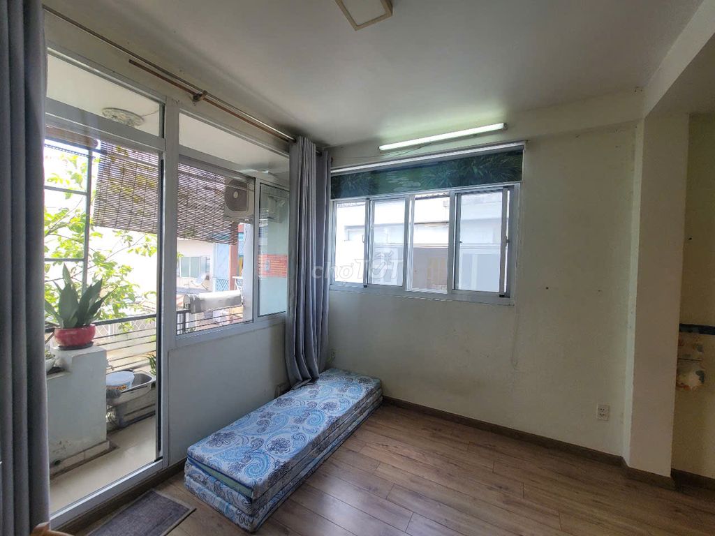 Two open windows, balcony, kitchen separation, private toilet - 48/58 hbc, bedroom