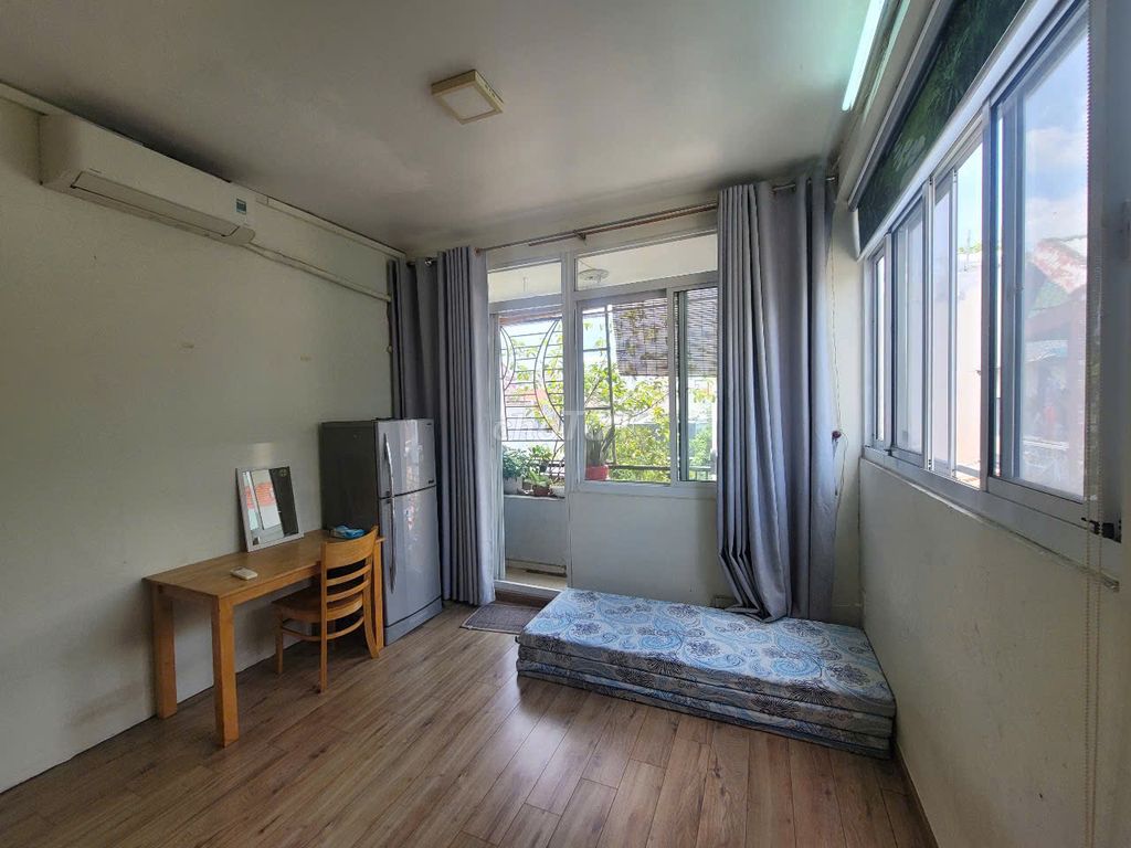 Two open windows, balcony, kitchen separation, private toilet - 48/58 hbc, bedroom