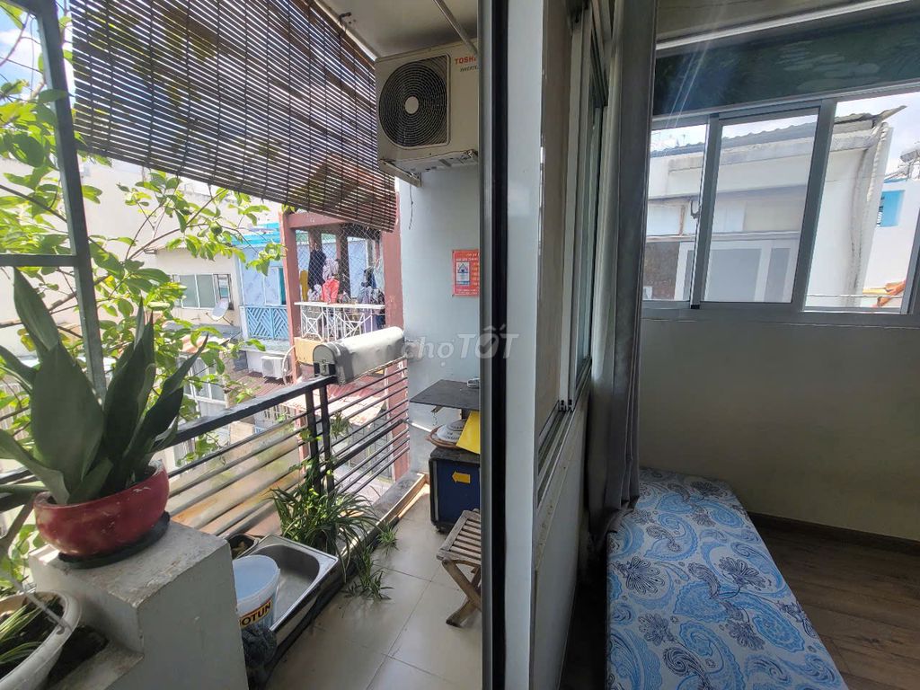 Two open windows, balcony, kitchen separation, private toilet - 48/58 hbc, bedroom