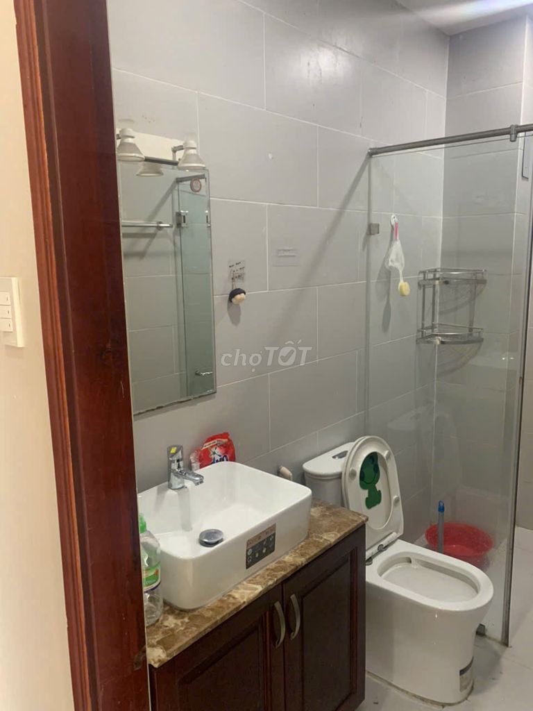 Rent a boarding room. Right away.