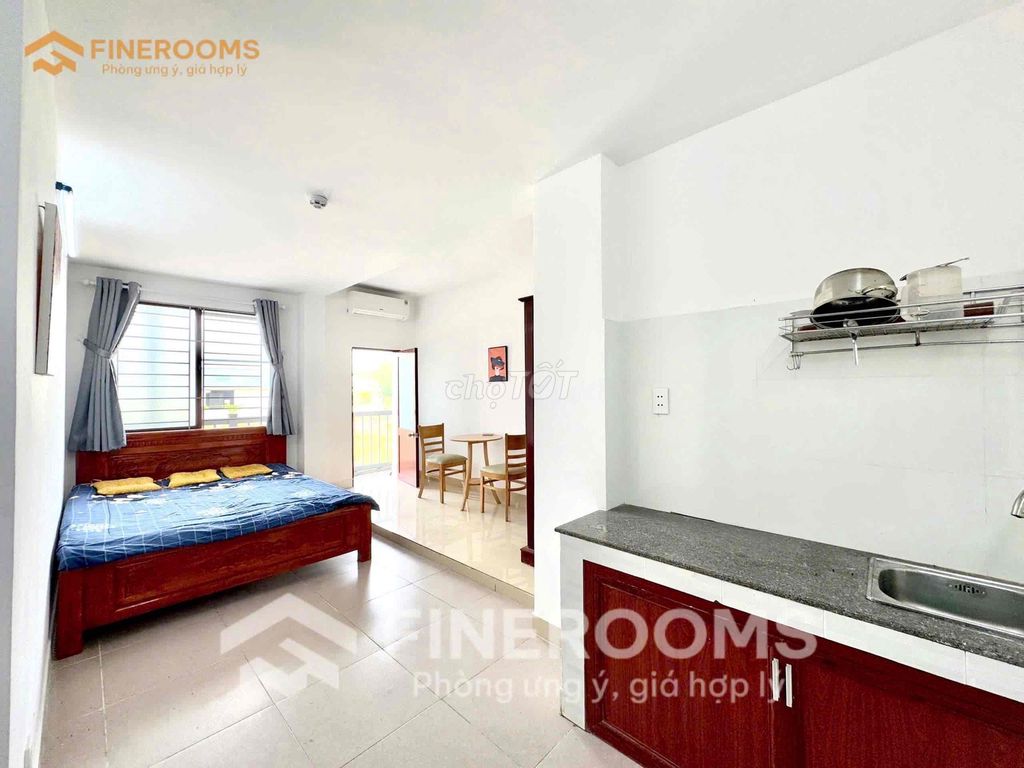 The Bancol interior studio has an elevator to protect the vehicle from Cộng Hoà.