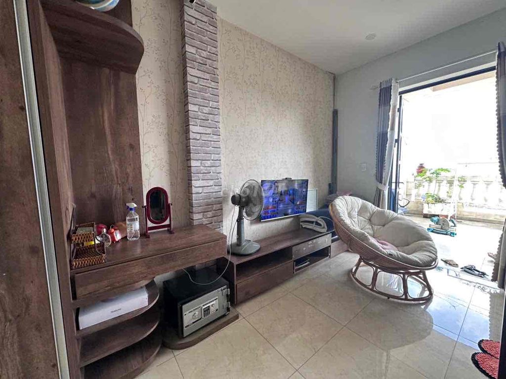 Rent the entire third floor with an elevator full of interior cityland.