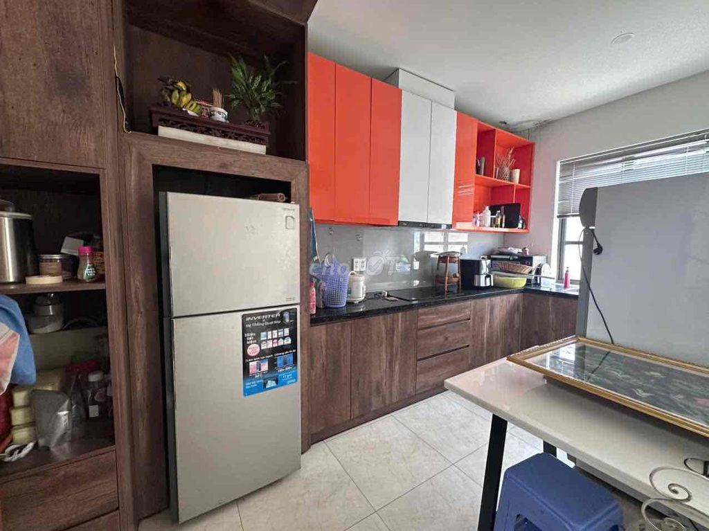 Rent the entire third floor with an elevator full of interior cityland.