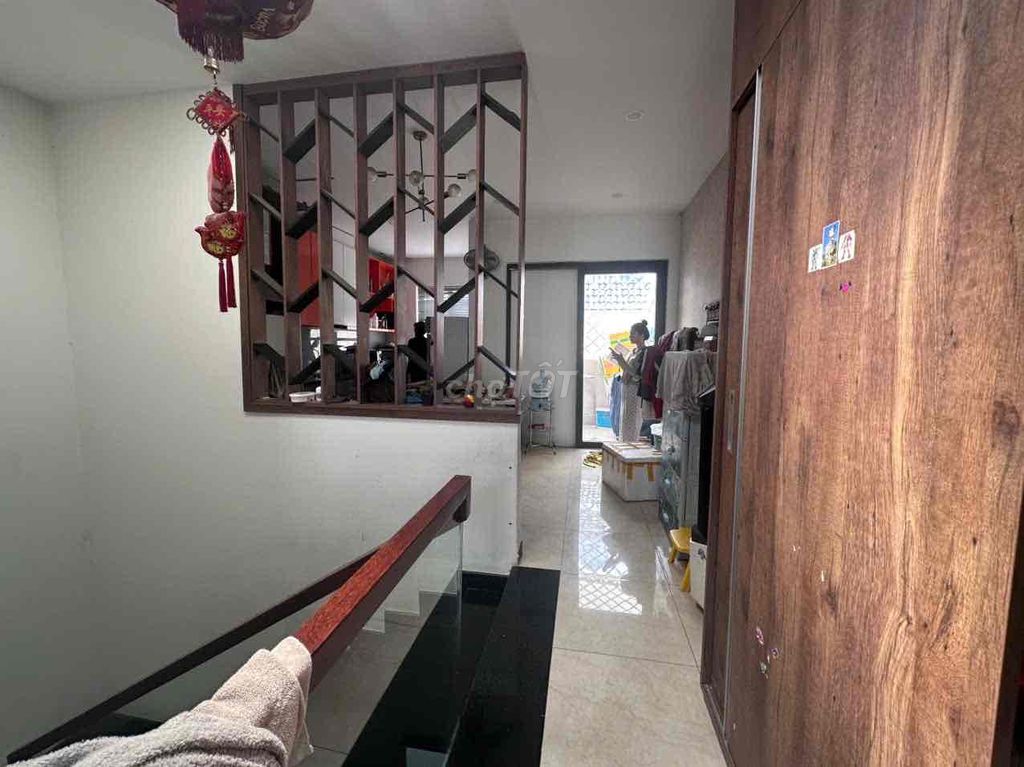 Rent the entire third floor with an elevator full of interior cityland.