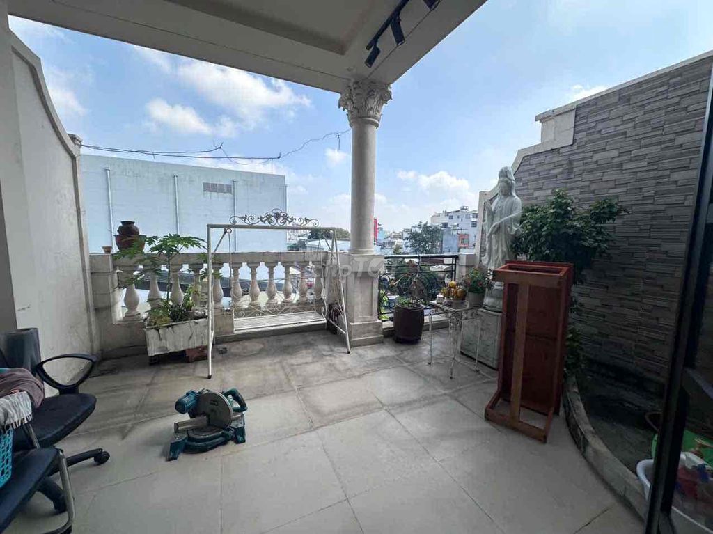 Rent the entire third floor with an elevator full of interior cityland.
