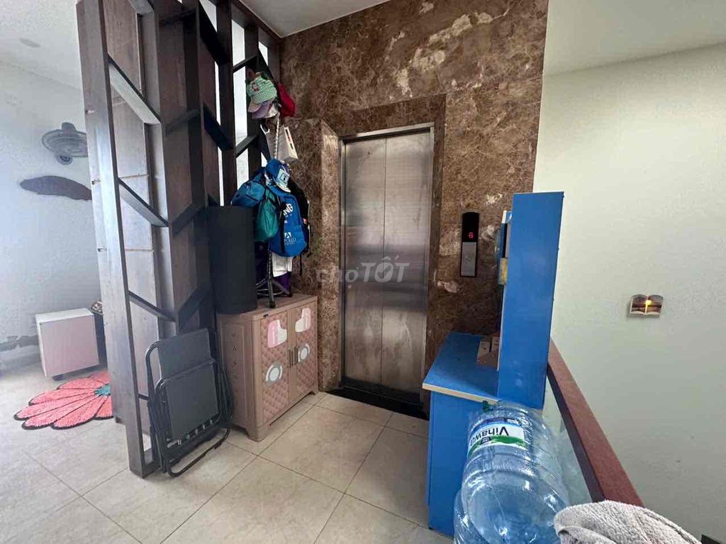 Rent the entire third floor with an elevator full of interior cityland.